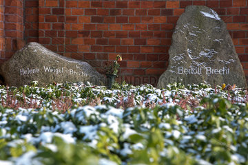 Berlin  Deutschland  Grab von Brechts auf dem Dorotheenstaedtischen Friedhof