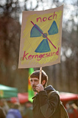 Berlin  Deutschland  Passant bei einer Anti-Atomkraft-Demonstration