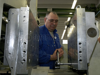 Berlin  Deutschland  Mitarbeiter der Firma BEKUM bei Montagearbeiten an einer Verpackungsmaschine