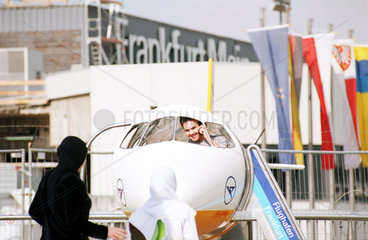 Touristen bei einem Flugzeugmodell auf dem Flughafen Frankfurt/Main