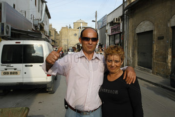Nikosia  Tuerkische Republik Nordzypern  ein Paar zusammen in der Altstadt