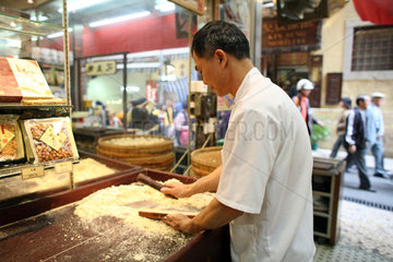 Macau  China  Mann bei der Herstellung eines Mandelgebaecks