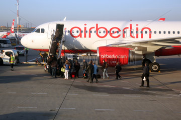 Berlin  Deutschland  Reisende steigen in eine Maschine der Fluggesellschaft Air Berlin am Flughafen Berlin-Tegel ein