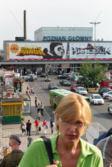 Posen  Polen  eine Passantin am Hauptbahnhof von Poznan