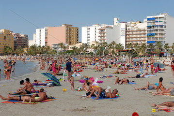Spanien  Mallorca  Sonnenhungrige am Ballermann