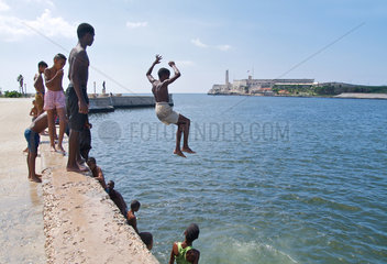 Havanna  Kuba  Kinder baden am Malecon