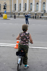 Sankt Petersburg  Russland  Junge auf einem Fahrrad