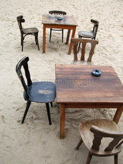 Berlin  Deutschland  Tische und Stuehle in einer Strandbar