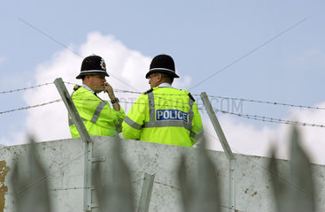 Epsom  Grossbritannien  Polizisten bei der Arbeit
