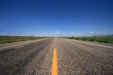 Seligman  USA  ein schnurgerade verlaufender Highway im Bundesstaat Arizona