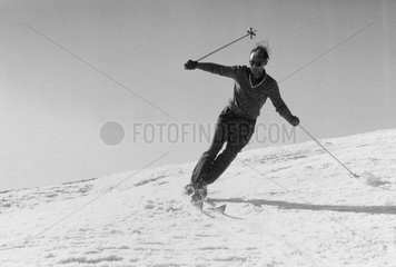 Oberwiesenthal  DDR  ein Mann faehrt Ski