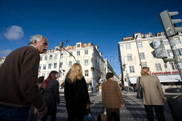 Lissabon  Portugal  Menschen ueberqueren einen Zebrastreifen