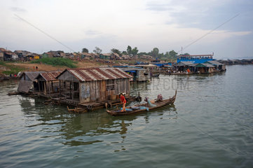 Phnom Penh  Kambodscha  Fischerboot vor Hausbooten am Mekongufer