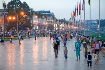 Phnom Penh  Kambodscha  Spaziergaenger an der Uferpromenade