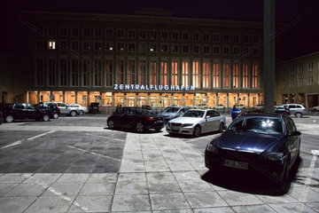 Berlin  Parkplatz vor dem Flughafen Tempelhof