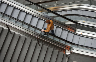 Aelterer Mann auf einer Rolltreppe im Hauptbahnhof in Berlin  Deutschland
