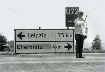 DDR Verkehrspolizist regelt den Verkehr bei Chemnitz  Juli 1990