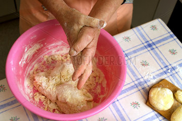 Nauen  Deutschland  eine Rentnerin ruehrt einen Teig fuer einen Fruechtekuchen