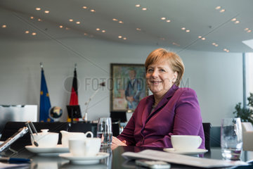 Berlin  Deutschland  Bundeskanzlerin Dr. Angela Merkel  CDU  bei einem Interview in ihrem Buero
