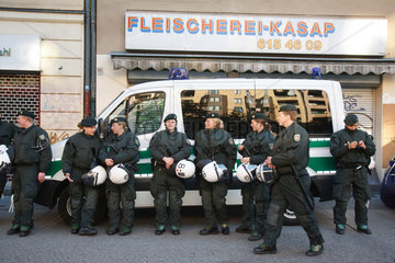 Berlin  Deutschland  Polizisten vor einer tuerkischen Fleischerei am 1. Mai