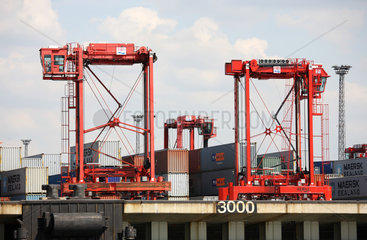 Bremerhaven  Deutschland  Portalhubwagen am Container-Terminal