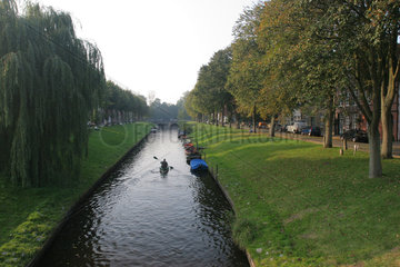 Friedrichstadt  Deutschland  Paddler auf einem Kanal