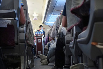 Doha  Katar  Flugbegleiterin beim Service in einer Flugzeugkabine