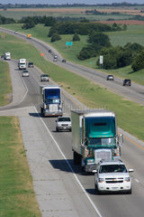 Walnut  USA  Trucks auf dem Highway