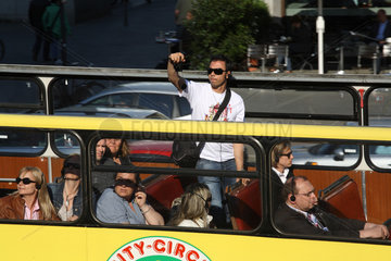 Berlin  Deutschland  Touristen in einem Sightseeingbus