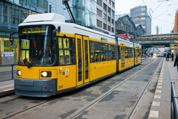 Berlin  Deutschland  Strassenbahn der Linie 12 an der Haltestelle Friedrichstrasse