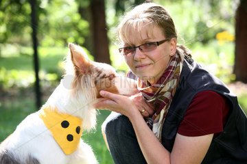 Berlin  Deutschland  die Hundephysiotherapeutin Petra Herrmann mit ihrem Hund Sky