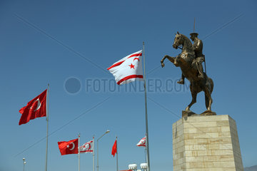 Nikosia  Tuerkische Republik Nordzypern  Atatuerk-Denkmal mit Flaggen