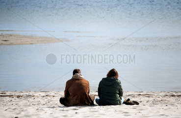 Eckernfoerde  ein Paar sitzt am Strand