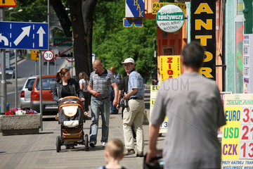 Zgorzelec  Polen  Passanten auf der Strasse vor Wechselstuben und Tabaklaeden