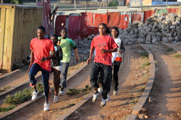 Addis Abeba  Aethiopien  Jugendliche trainieren am Meskel Square
