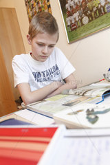 Hamburg  Deutschland  ein Junge macht Schularbeiten in seinem Kinderzimmer