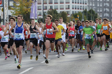 Berlin  Deutschland  Jugendliche laufen beim Mini-Marathon