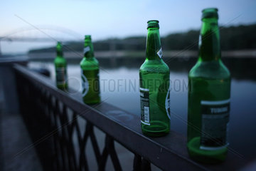 Gomel  Weissrussland  leere Bierflaschen an der Promenade am Sosch