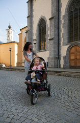 Puschlav  Schweiz  Mutter mit Kind in der Altstadt