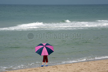 Westerland  Deutschland  Mensch mit Regenschirm am Strand