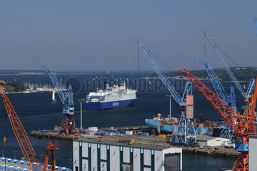Kiel  Deutschland  die Oslo-Faehre der Color Line Reederei  vorne die HDW-Werft