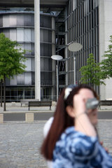 Berlin  Touristin fotografiert vor dem Paul-Loebe-Haus