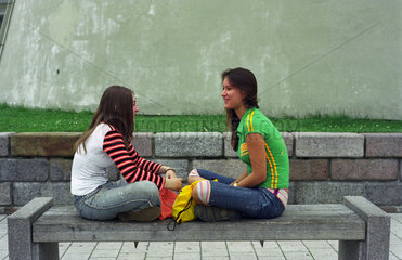 Zwei Maedchen am Kathedralenplatz in Vilnius  Litauen