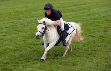 Hannover  Deutschland  Junge nimmt mit seinem Pony an einem Rennen teil