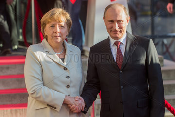 Berlin  Deutschland  Wladimir Putin und Angela Merkel auf der Hannovermesse