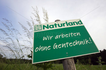 Burgpreppach  Deutschland  ein Schild von Naturland fuer oekologische Landwirtschaft