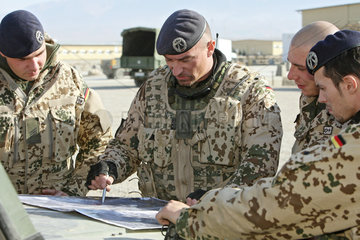 Mazar-e Sharif  Afghanistan  ISAF-Soldaten bei einer Lagebesprechung