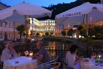 Karlsbad  Tschechische Republik  das Hotelrestaurant des Embassy am Abend