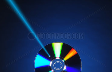Ein Laserstrahl durchdringt eine CD