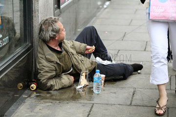 Dublin  Irland  ein Mann liegt auf dem Buergersteig  Symbol Armut